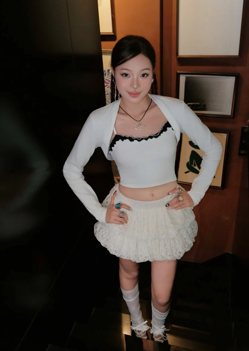 gái xinh mặc váy trắng