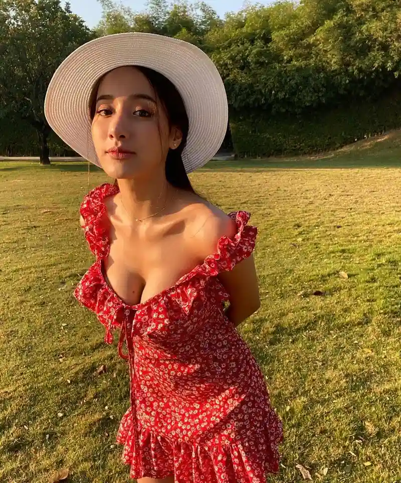 gái xinh mỹ khoe vú