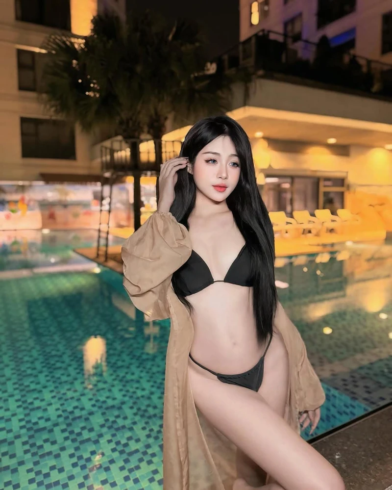 gái xinh tắm hồ bơi