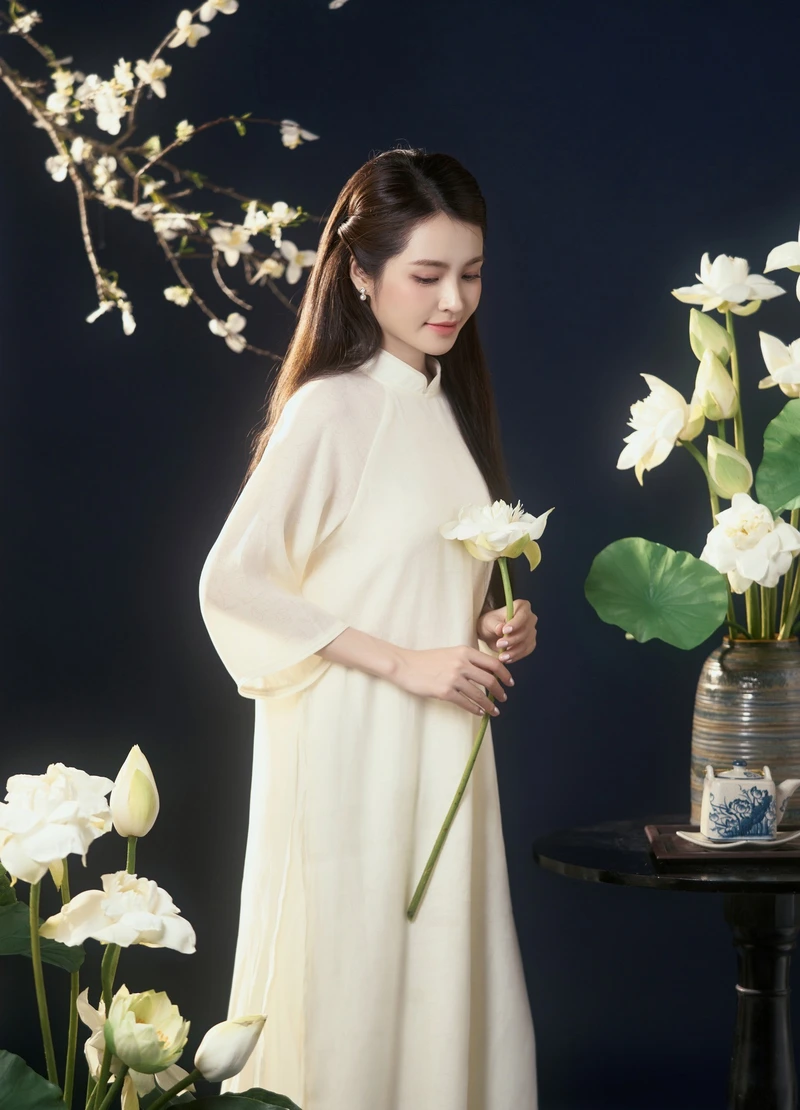 hình ảnh gái xinh cầm hoa