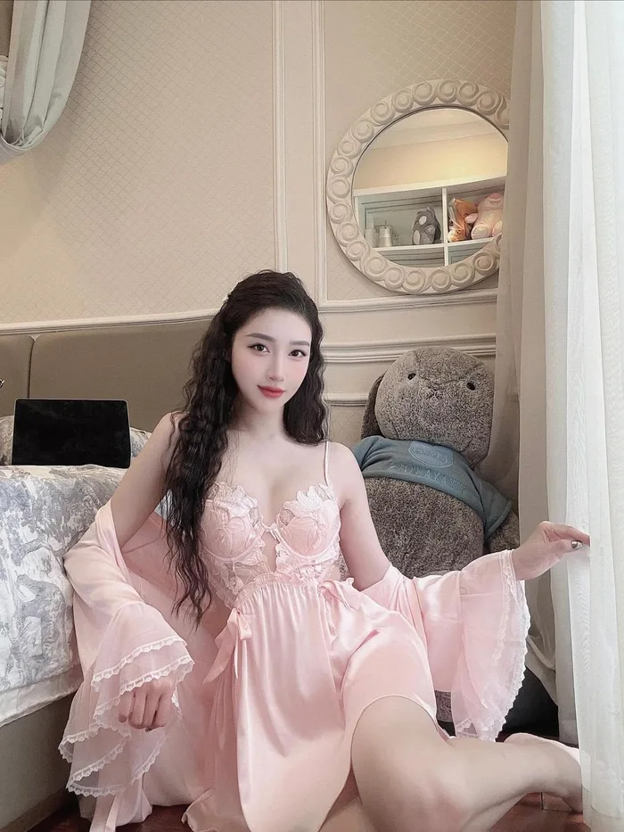 hình gái xinh mặc váy ngủ dáng ngồi đẹp