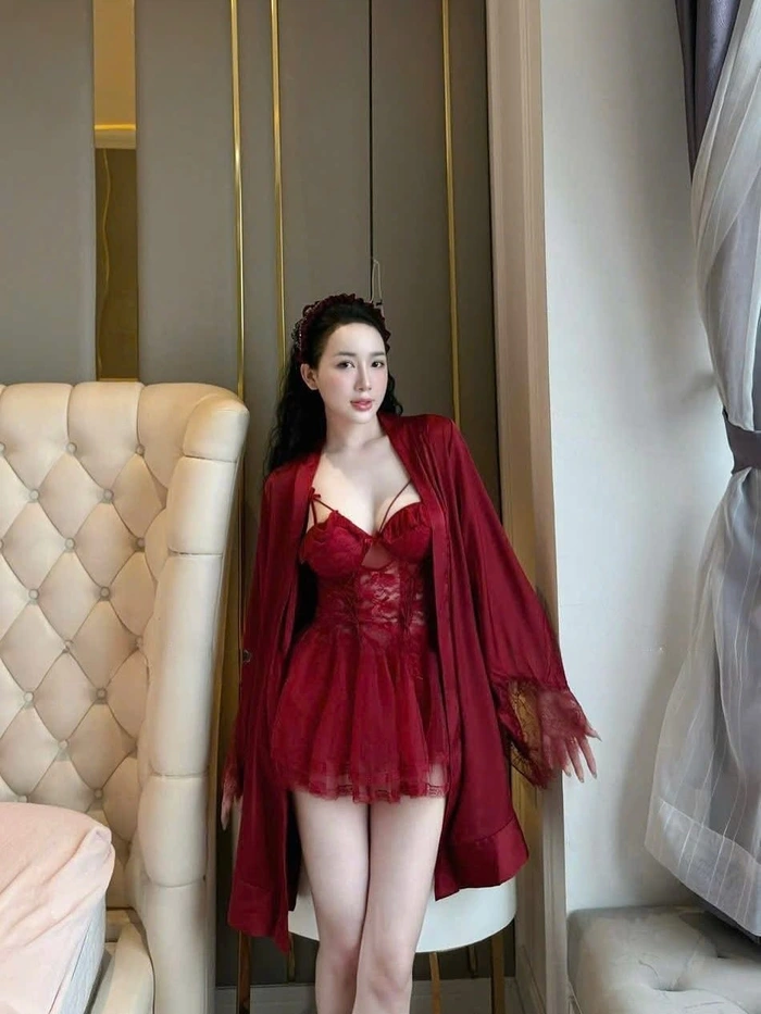 làn da mịn màng của gái xinh trong váy ngủ