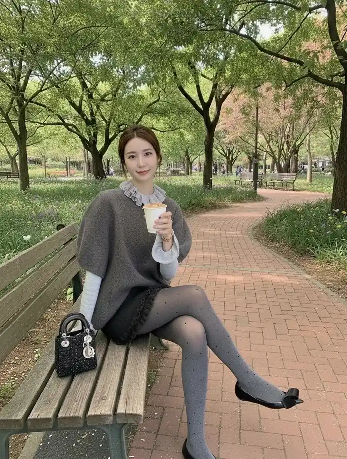 quần tất mặc váy