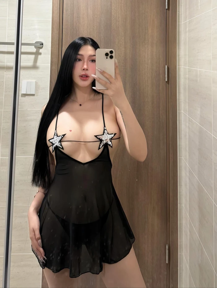 váy ngủ trắng trên nàng gái xinh