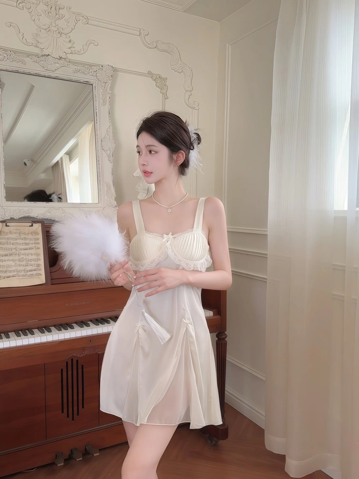 vẻ đẹp tự nhiên của gái xinh trong váy ngủ