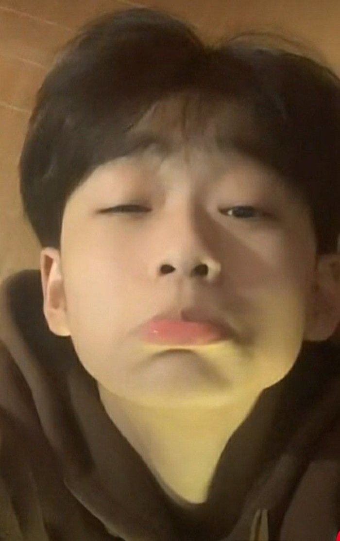 ảnh trai đẹp 13 tuổi bĩu môi