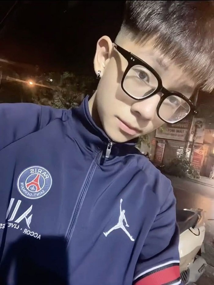 ảnh trai đẹp 13 tuổi đeo kính