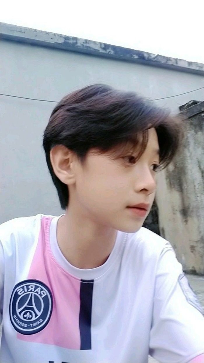 ảnh trai đẹp 13 tuổi mặc áo đá bóng