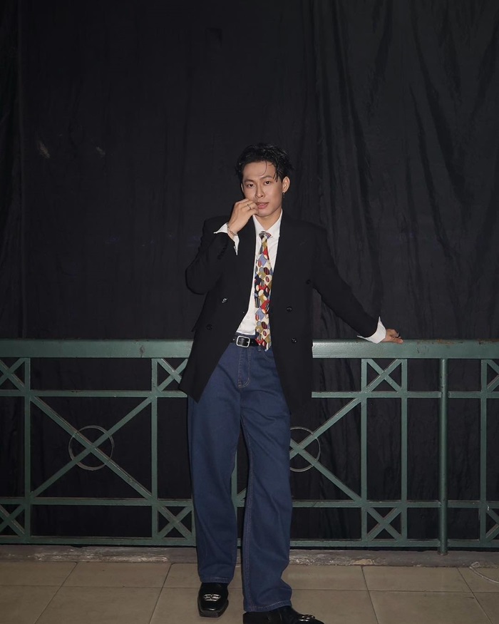 hình ảnh hurrykng mặc vest