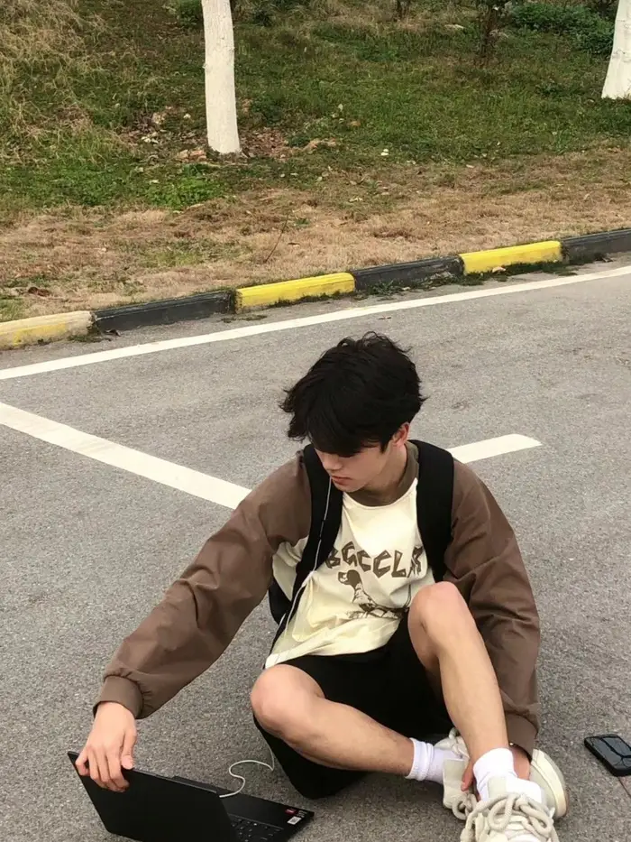 trai dep k10 dang hoc bai