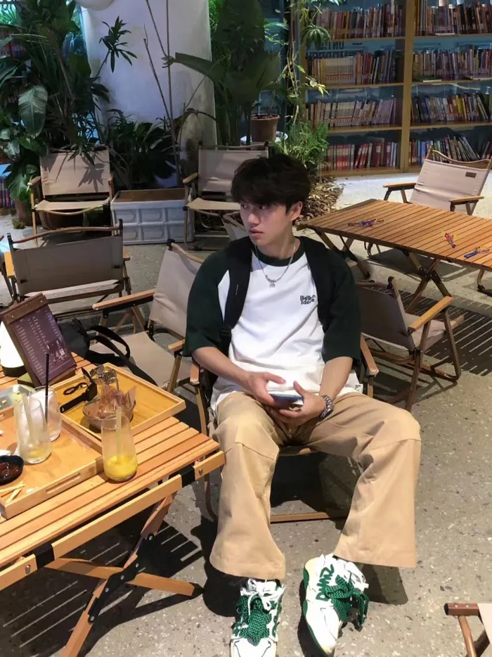 trai dep k10 dang ngoi hoc