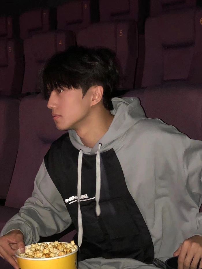 trai dep k10 trong khung canh truong hoc