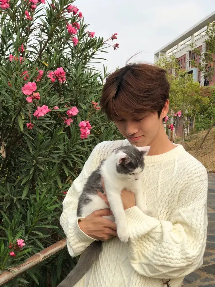 ảnh trai đẹp 2k10 biểu cảm tươi sáng