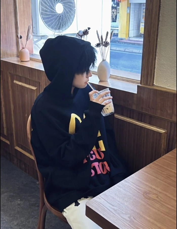 ảnh trai đẹp che mặt trong ánh đèn