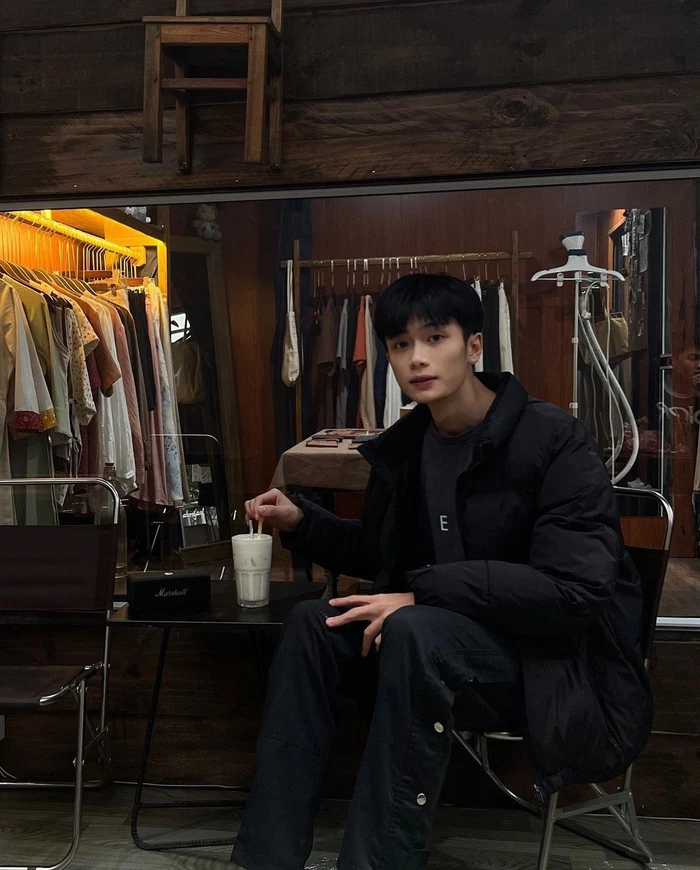 ảnh trai đẹp hà nội giữa phố đông