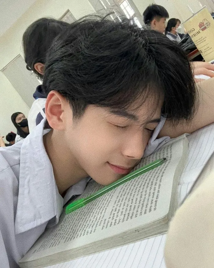 ảnh trai đẹp k9 học bài