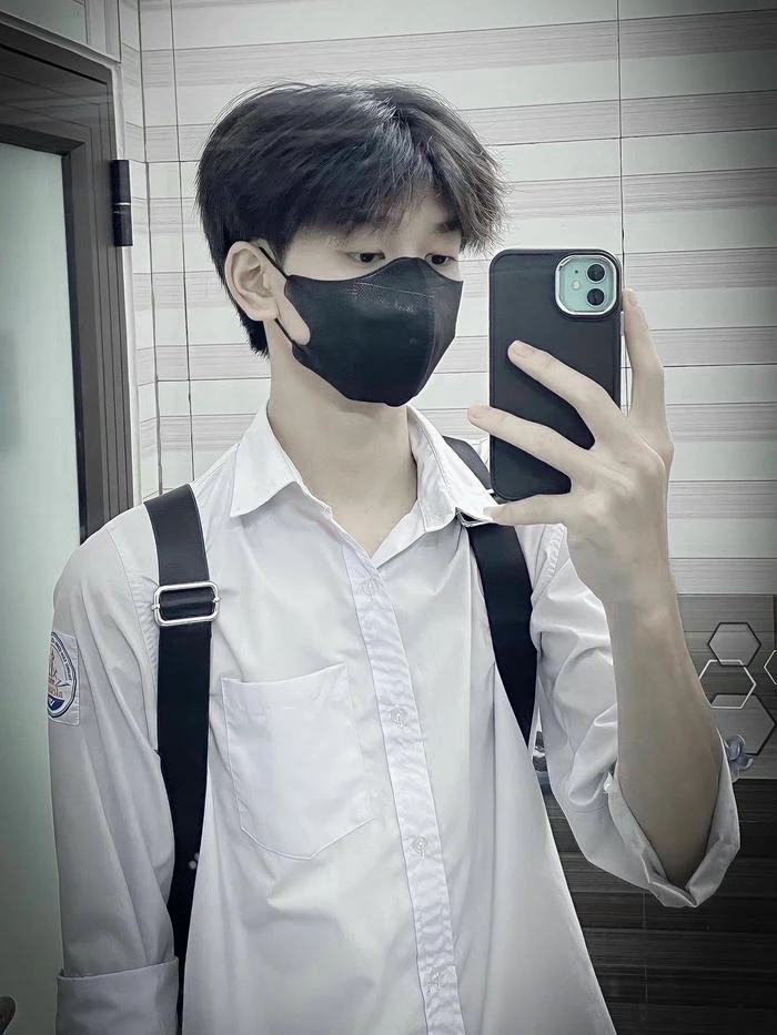 ảnh trai mặc áo sơ mi trắng che mặt