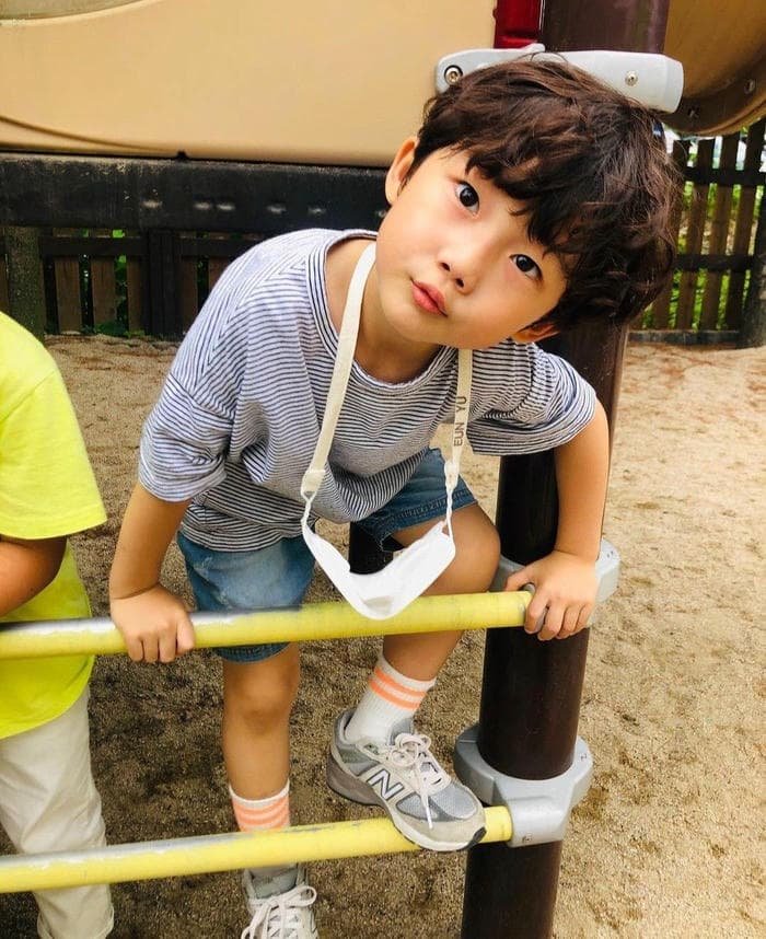 bé trai tinh nghịch