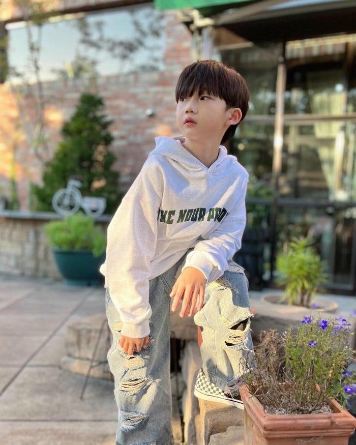 bé trai tóc ngắn