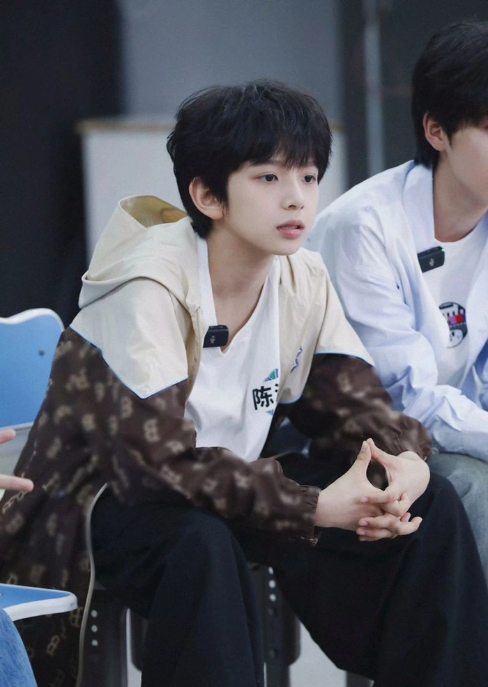 cậu bé hồn nhiên