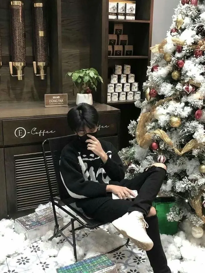 chàng trai 2k12 giấu