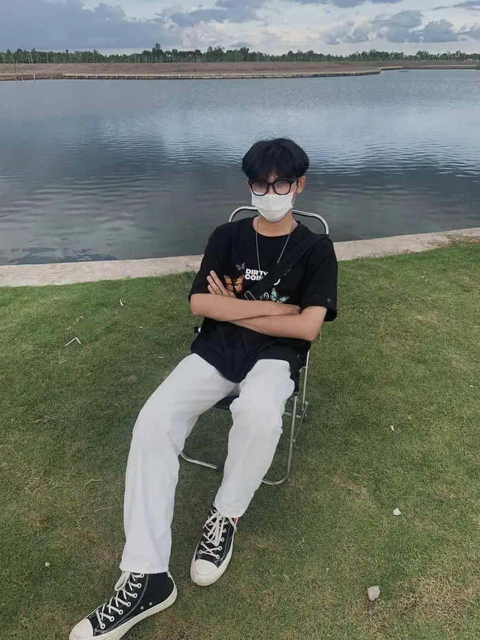 chàng trai che mặt