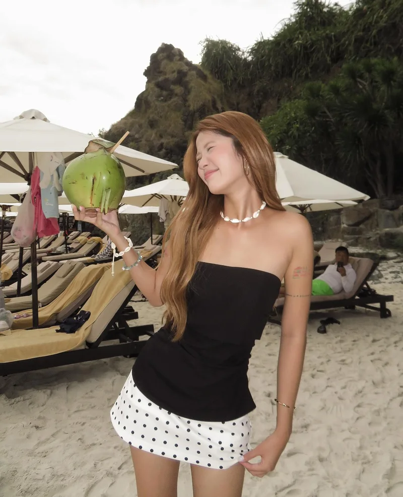 em gái mặc váy body chụp ảnh