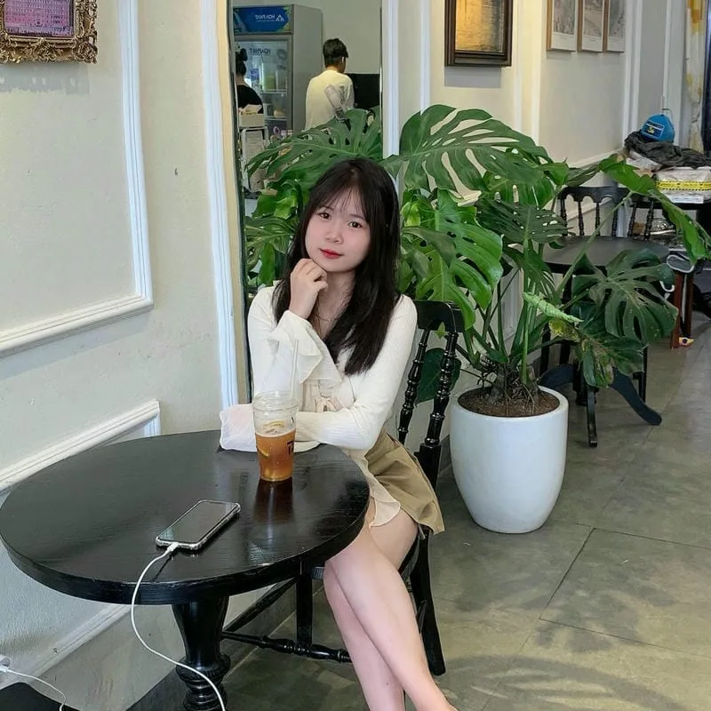 gái xinh 2k7 mặc váy ngắn