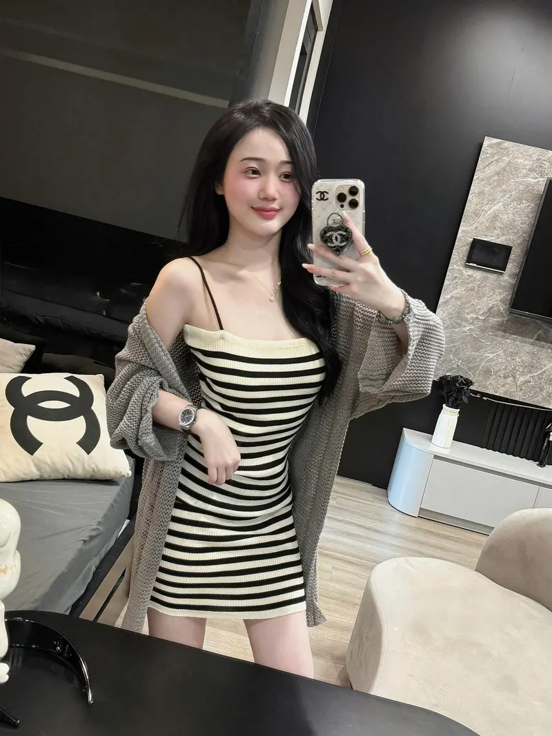 gái xinh mặc váy body bó sát