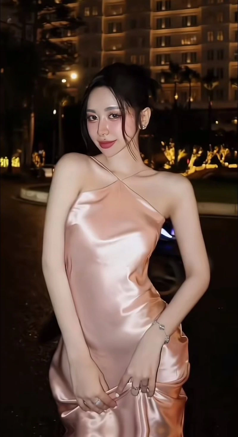 gái xinh mặc váy body mặc đò lụa