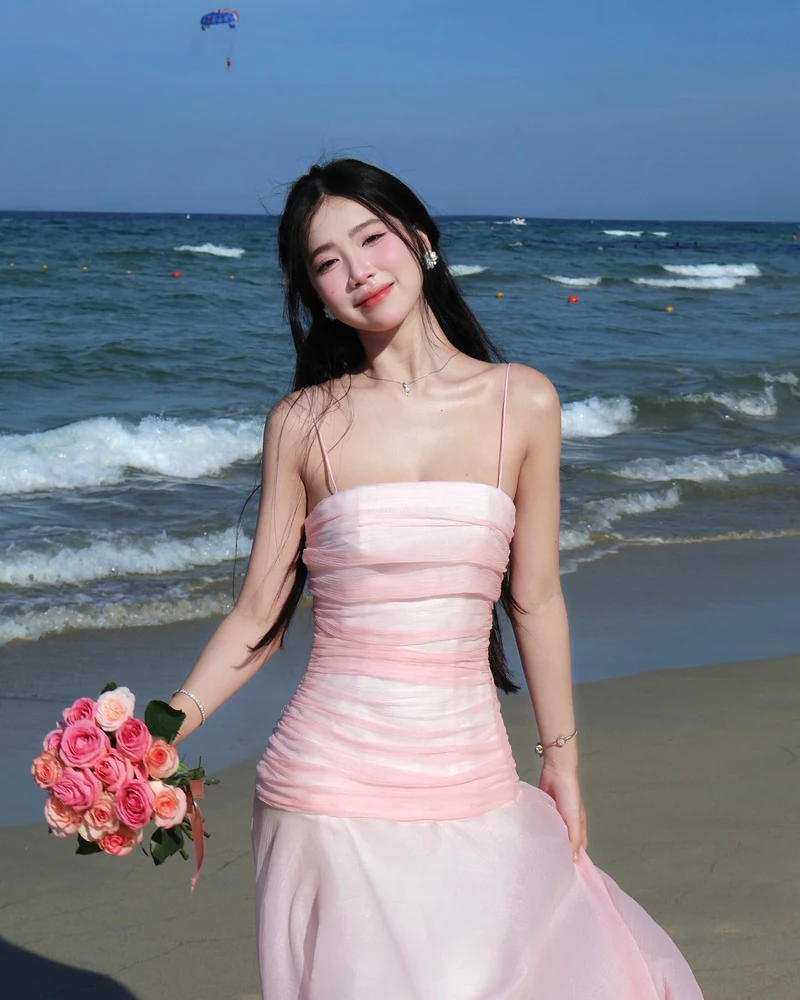 gái xinh mặc váy body màu hồng