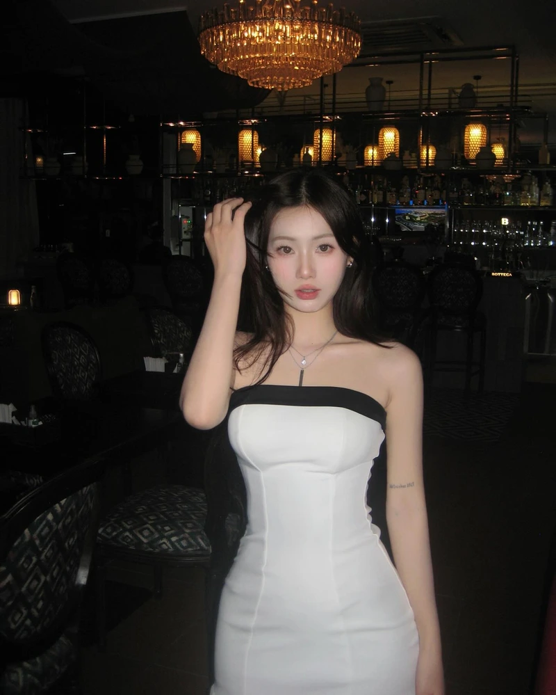 gái xinh mặc váy body màu trắng