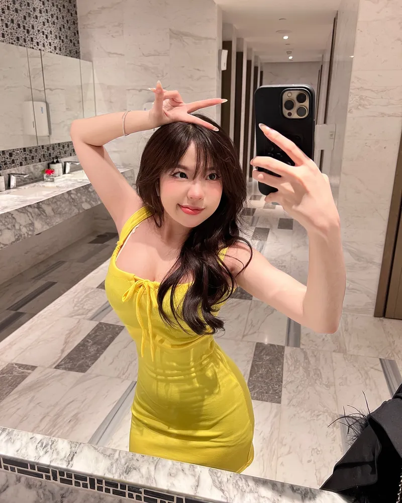 gái xinh mặc váy body màu vàng