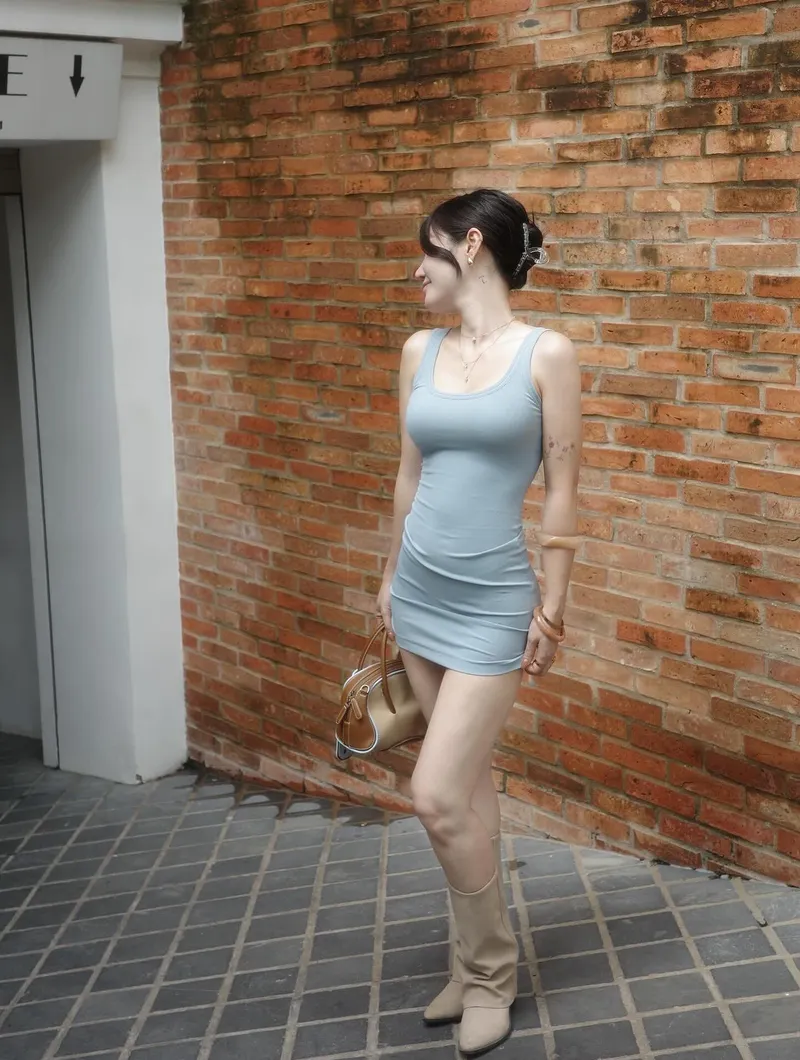 gái xinh mặc váy body quay mặt