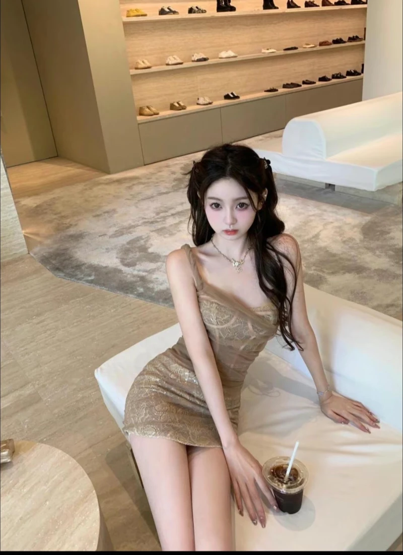 gái xinh mặc váy body quyến rũ `