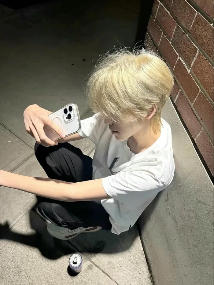 hình ảnh trai đẹp che mặt tóc trắng