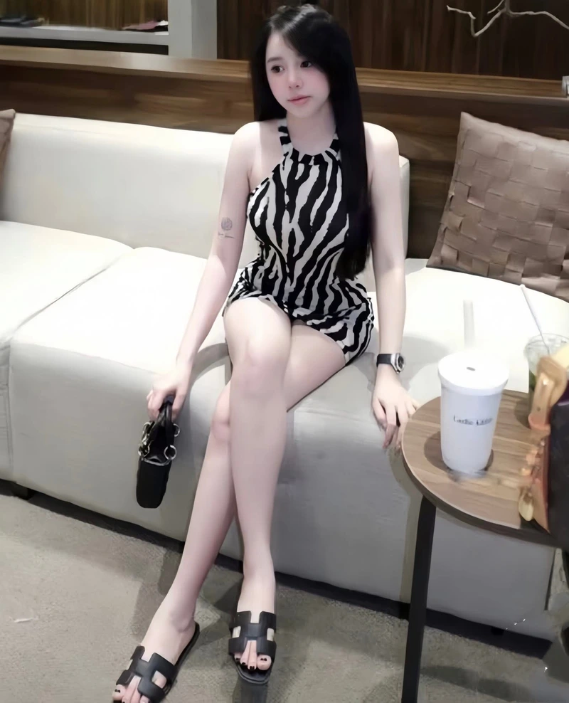 hình gái mặc váy body chụp ảnh