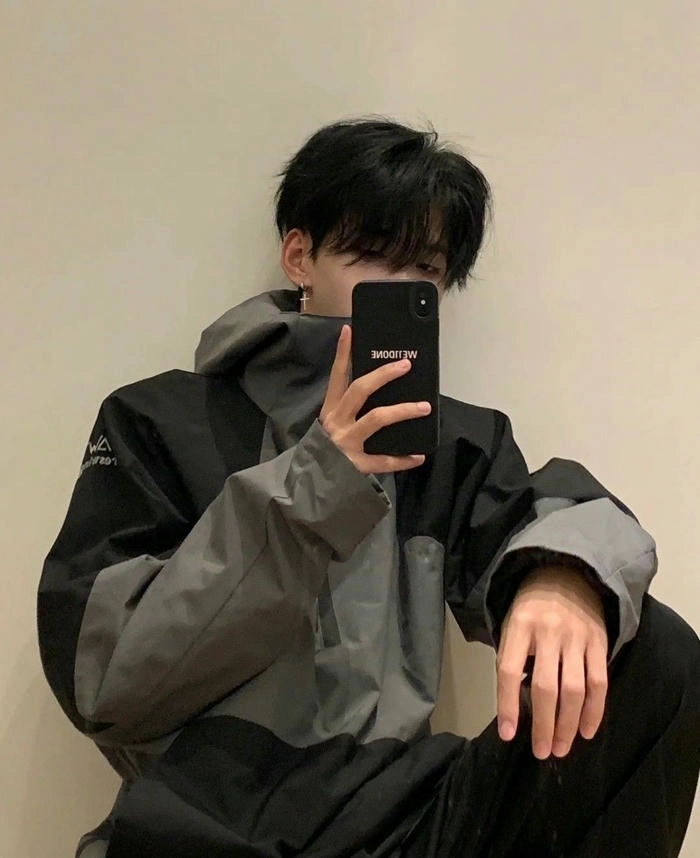 hình hình ảnh trai đẹp che mặt bằng điện thoại