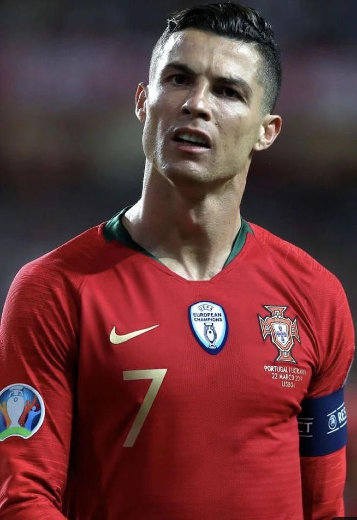 hình ronaldo điển trai
