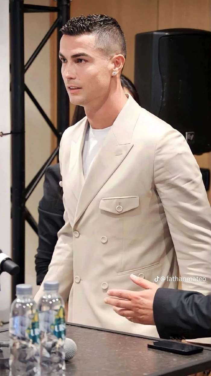 hình ronaldo trong trang phục thi đấu