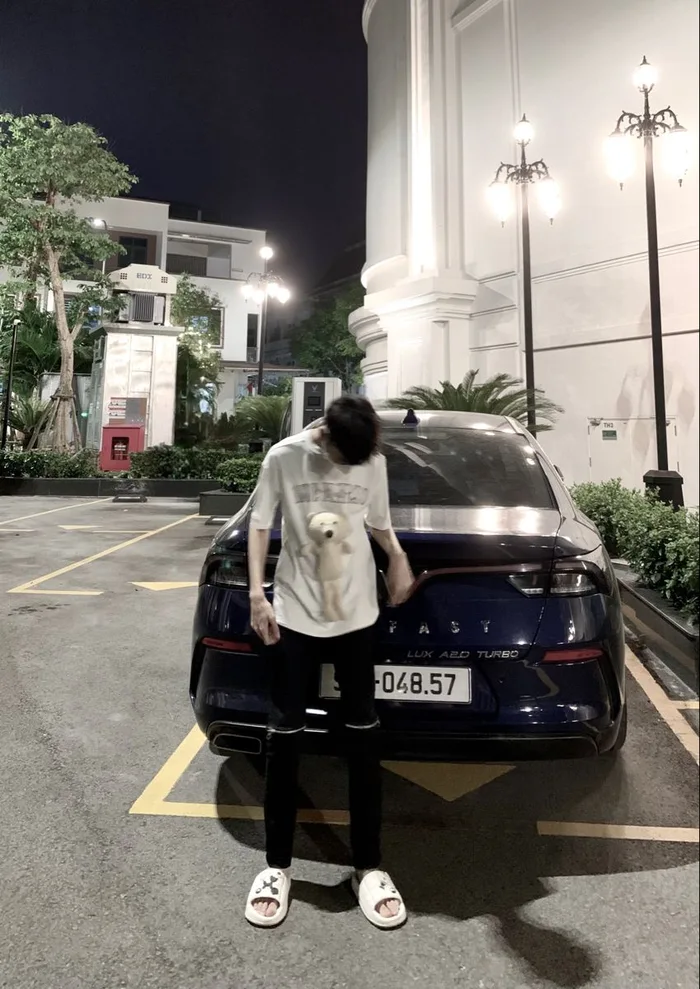 nam sinh 2k12 che mặt