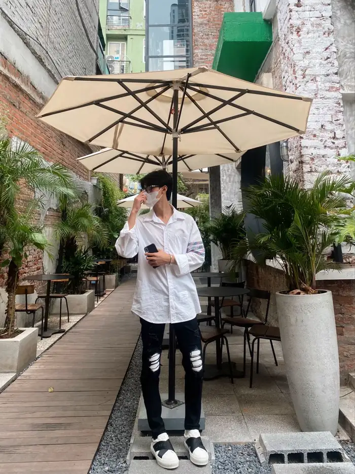 nam sinh 2k7 che mặt