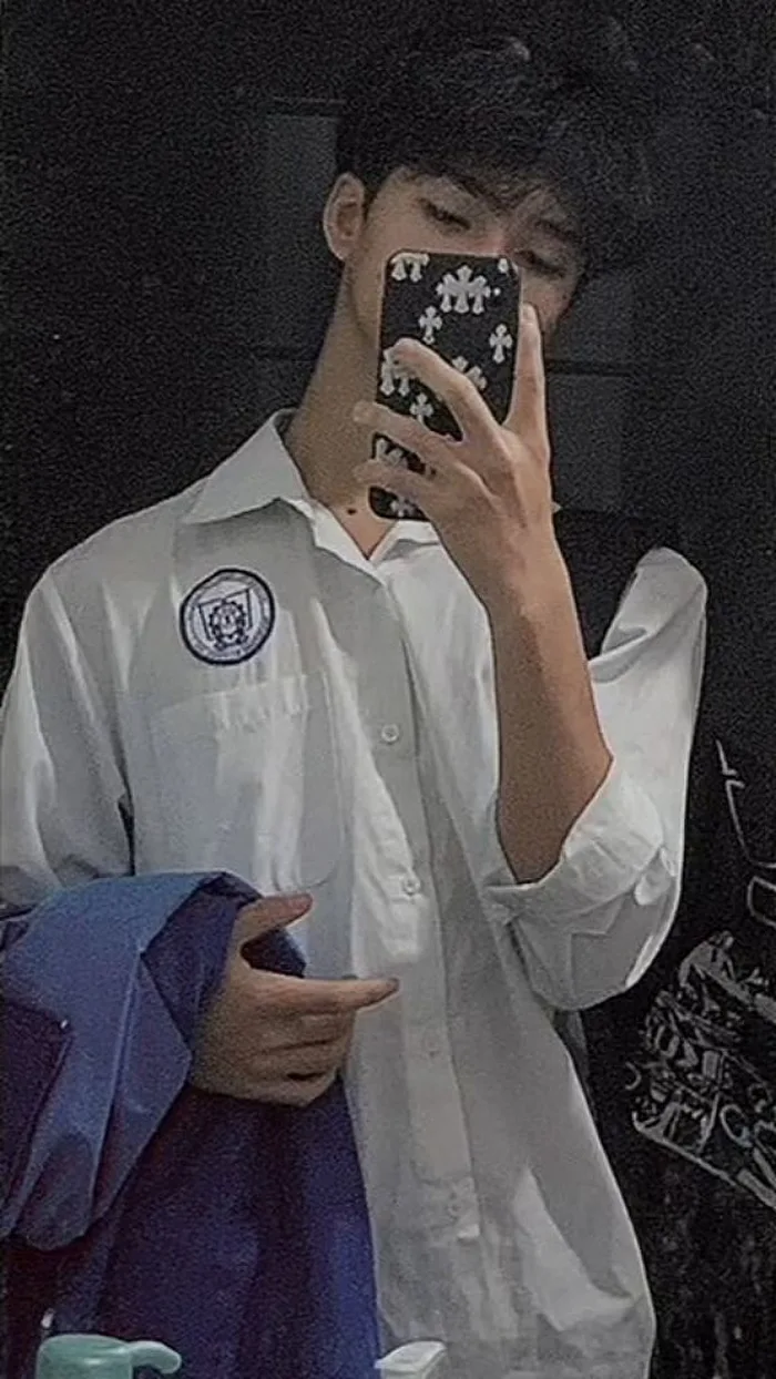 nam sinh che mặt cuốn