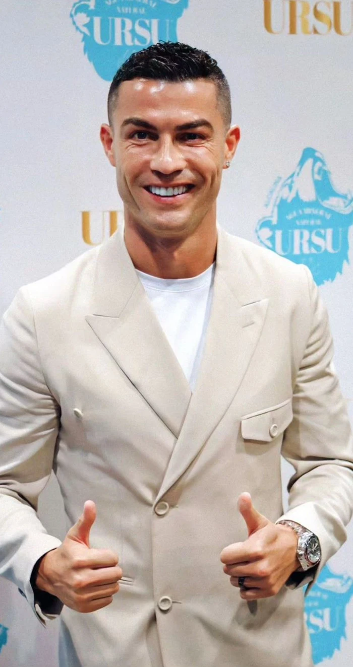 ronaldo biểu cảm tự tin