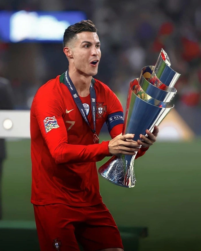 ronaldo cuốn hút trên sân cỏ