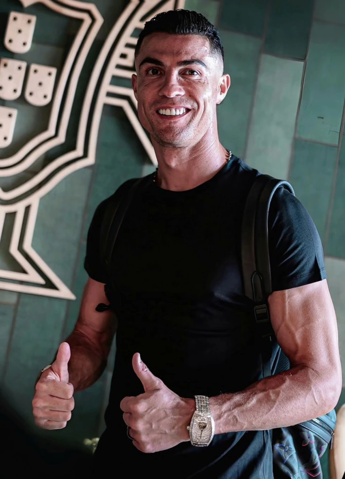 ronaldo nổi bật trên sân bóng