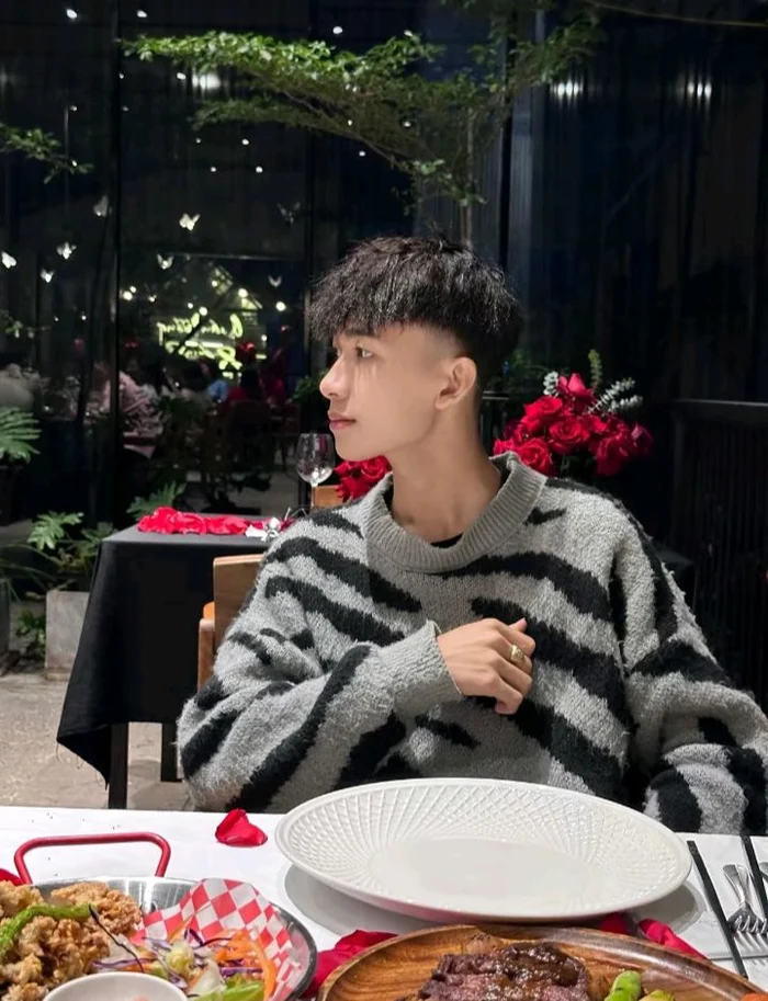 trai dep 2k12 dang cam sach