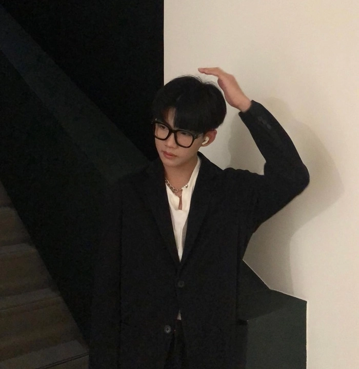 trai đẹp 2k7 đeo kính