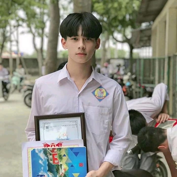 trai đẹp 2k7 nhận bằng khen