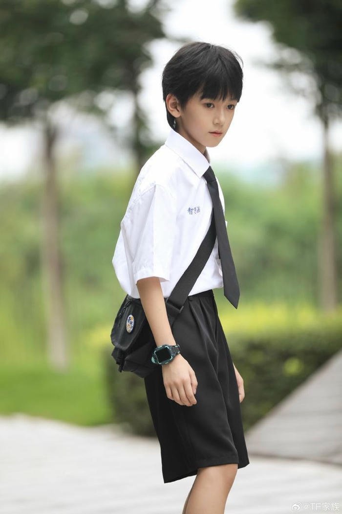 trai đẹp áo đồng phục